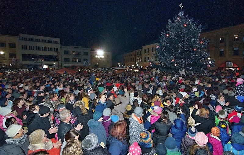 V pátek 1. prosince se v Hranicích na náměstí slavnostně rozsvítil vánoční strom.