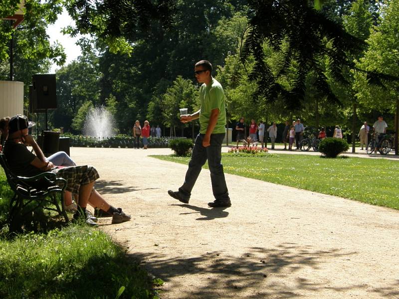 Promenádní koncerty v parku Michalov začaly 4. května a každý týden zpříjemňují obyvatelům Přerova nedělní odpoledne.