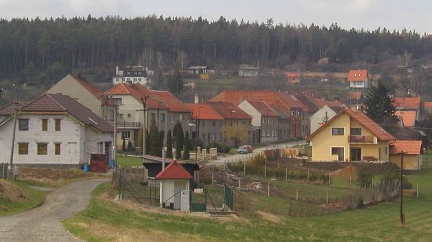 Za čistějším ovzduším a relativním klidem se lidé stěhují na venkov, například do Alojzova.