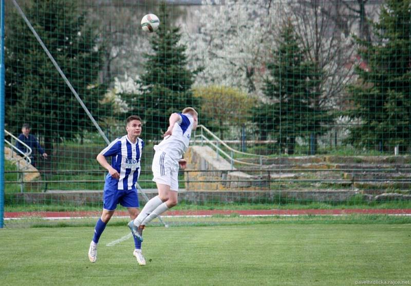 Fotbalisté Hranic (v pruhovaném) proti Petrovicím