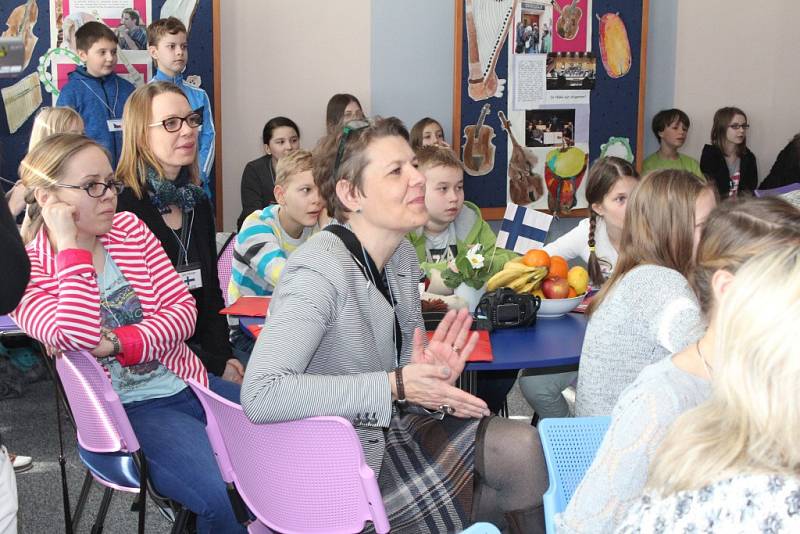 Základní škola Struhlovsko se dočkala další mezinárodní návštěvy. V rámci projektu Erasmus + ji navštívili zástupci škol z Helsinek, Istanbulu, Paříže, Atén a Varšavy. Řecká dvojčata ve škole dokonce oslavila své narozeniny.
