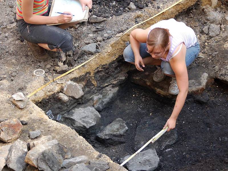 Unikátní objevy učinili přerovští archeologové, kteří bádají v proluce mezi Žerotínovým a Horním náměstím v Přerově, kde má vyrůst budova nového depozitáře muzea. 