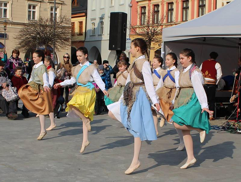 Na akci Vítání jara vystoupila na hranickém náměstí v sobotu 24. března cimbálová muzika Okybača, taneční oddělení ZUŠ Hranice, folklorní soubor Rozmarýnek a Děcka z Drahotuš.