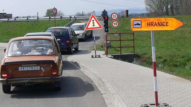 Řidiči osobních aut se na druhou stranu řeky dostanou nouzovým přejezdem po hrázi jezu níže po proudu Bečvy - ulice U Splavu a Žáčkova.