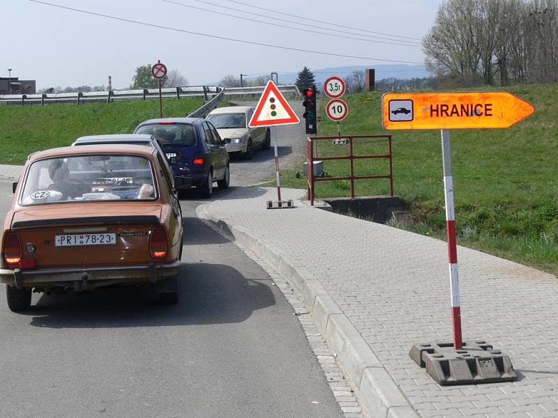 Řidiči osobních aut se na druhou stranu řeky dostanou nouzovým přejezdem po hrázi jezu níže po proudu Bečvy - ulice U Splavu a Žáčkova.