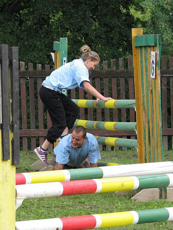 Legrace, adrenalin, síla i rozum. Nic z toho nechybělo na šestém setkání obcí Mikroregionu Moštěnka. Konalo se v Zámecké zahradě v Dřehohosticích a téměř celé se neslo v soutěžním duchu. 