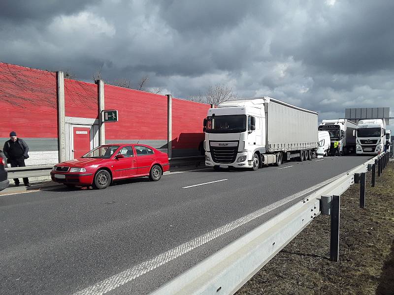 Nehoda dvou kamionů a dodávky na D1 u Lipníku nad Bečvou ve čtvrtek 16. března dopoledne.
