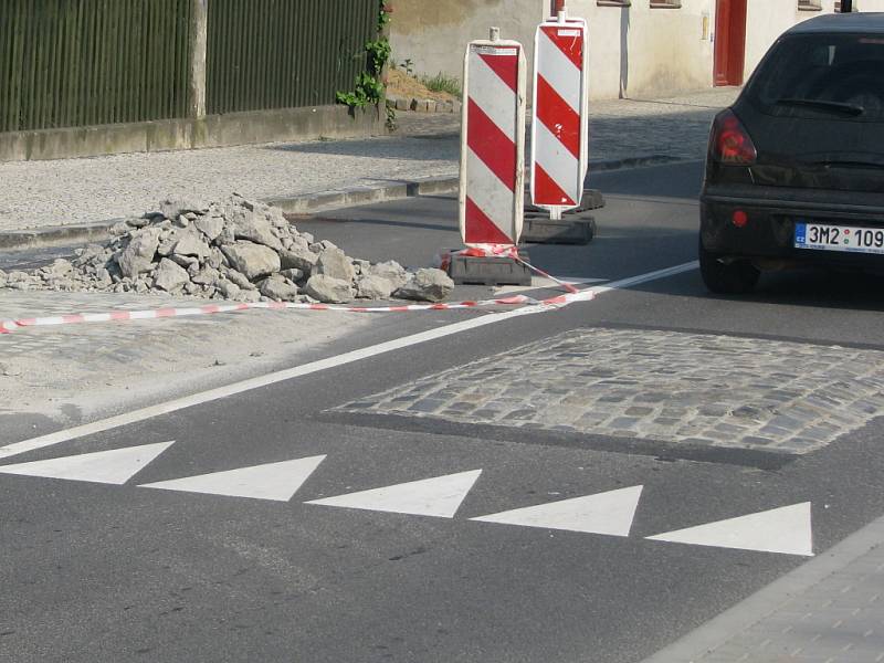 Zpomalovací prahy ve tvaru polštářů, které brzdí dopravu v Komenského ulici v Hranicích, neodpovídaly normám. Město došlo k tomuto zjištění pět týdnů po převzetí díla. 