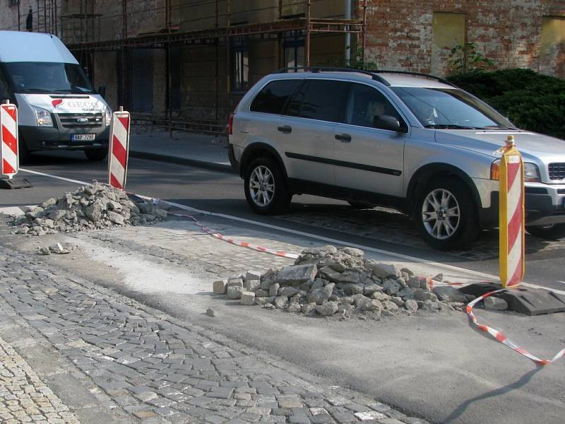 Zpomalovací prahy ve tvaru polštářů, které brzdí dopravu v Komenského ulici v Hranicích, neodpovídaly normám. Město došlo k tomuto zjištění pět týdnů po převzetí díla. 