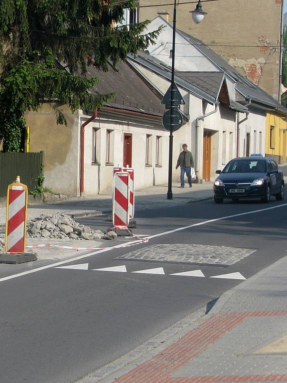 Zpomalovací prahy ve tvaru polštářů, které brzdí dopravu v Komenského ulici v Hranicích, neodpovídaly normám. Město došlo k tomuto zjištění pět týdnů po převzetí díla. 