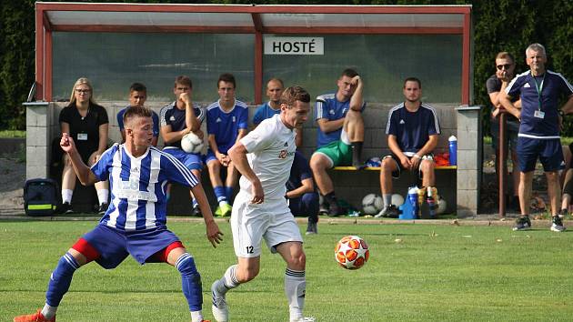 Fotbalisté SK Hranice (v modrém) přehráli v derby domácí Všechovice 4:0.
