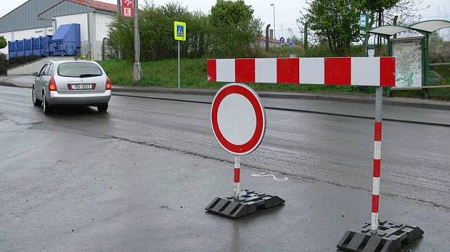 Kvůli opravě vozovky v hranické ulici Nová narážejí řidiči v těchto dnech na zákazy vjezdu.