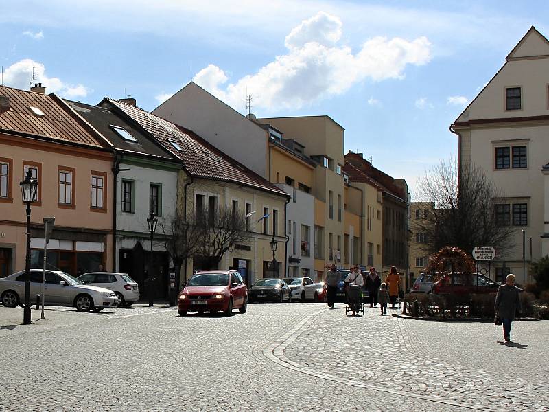 Křižovatka u Zámeckého hotelu Zlatý orel v Hranicích