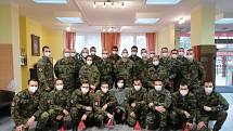 Kvůli nedostatku zdravotnického personálu pomáhaly s péčí o nemocné na dvě desítky vojáků ze 7. mechanizované brigády v Hranicích