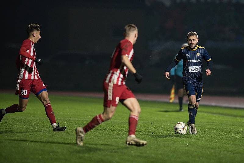 Fotbalisté SK Hranice odehráli první duel pod novým umělým osvětlením. SK Kvítkovice porazili 3:0. Jakub Marek (u míče)