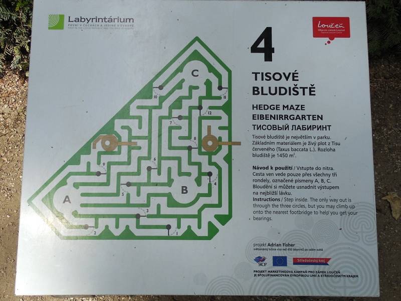 Bludiště a labyrinty u zámku Loučeň.