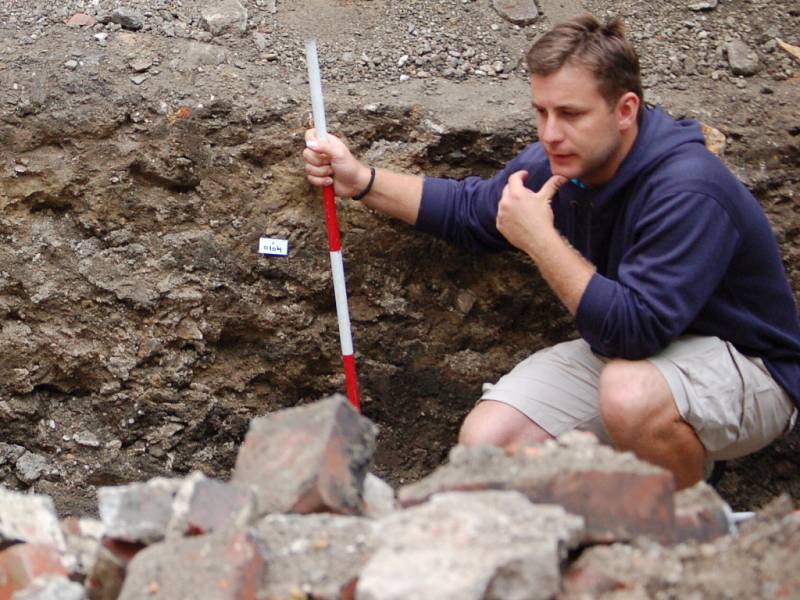 Na nádvoří zámku nalezli přerovští archeologové pozůstatky zástavby domů.