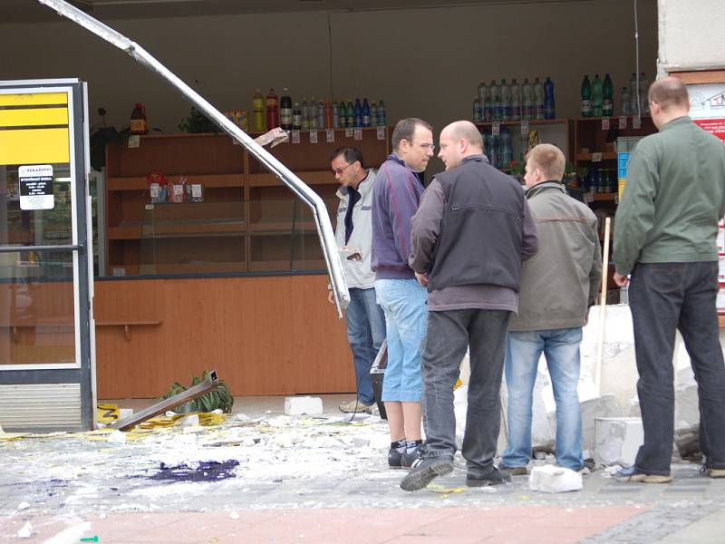 Ve středu časně ráno uloupili bankomat ze zdi pekárny v Přerově-Předmostí neznámí pachatelé.