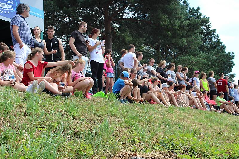 Festival dračích lodí na hranické Bečvě - závody základních a středních škol