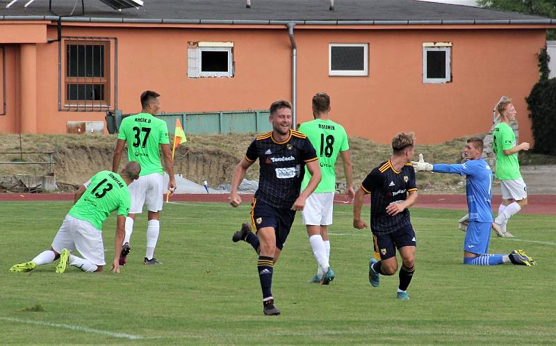 Utkání 1. kola MOL Cupu mezi SK Hranice (v modrém) a MFK Karviná rozhodovaly po remíze 2:2 až penalty. Jakub Rolinc se raduje z gólu na 1:0.