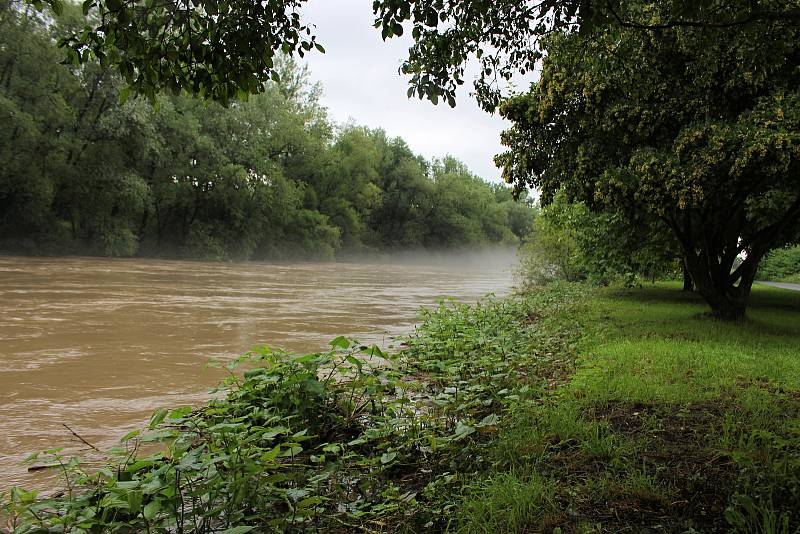 Bečva u cyklostezky Bečva a v zahrádkářské kolonii v neděli 21. června v 16.45 hodin.