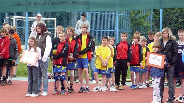 Školáci ze ZŠ 1. máje v Hranicích postoupili do celostátního finále v házené mladších žáků.