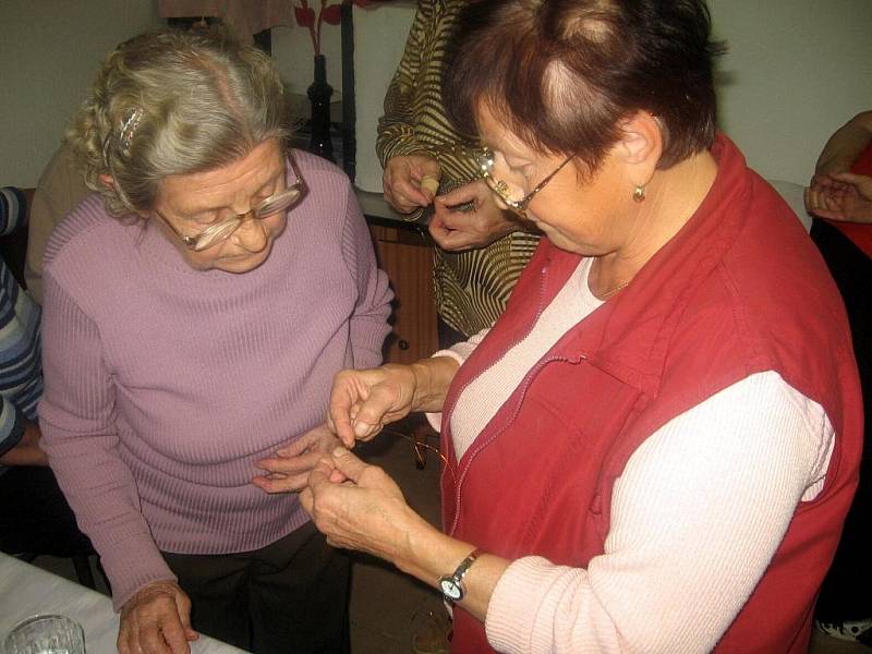 S netradiční technikou zdobení kraslic pomáhala ženám z Vlkoše zkušená odbornice z Jižní Moravy Anna Krhovská.