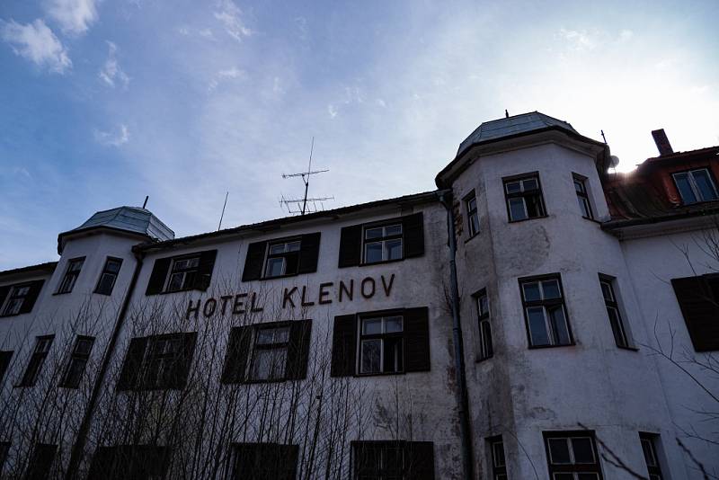 Kdysi slavný hotel Klenov na Bystřičce chátrá