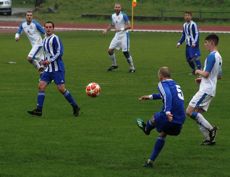 Fotbalisté Hranic proti přerovské Viktorce (v bílém)