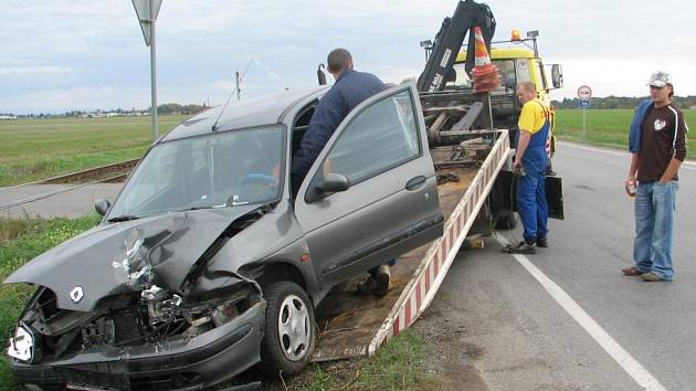 V neděli se na křižovatce Kostelecké a Tiché ulice střetla dvě auta.  Důvod? Nedání přednosti.