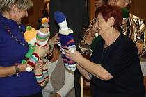 Klub Kiwanis věnoval dětskému oddělení hranické nemocnice ručně vyrobené panenky.