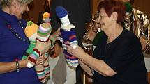 Klub Kiwanis věnoval dětskému oddělení hranické nemocnice ručně vyrobené panenky.