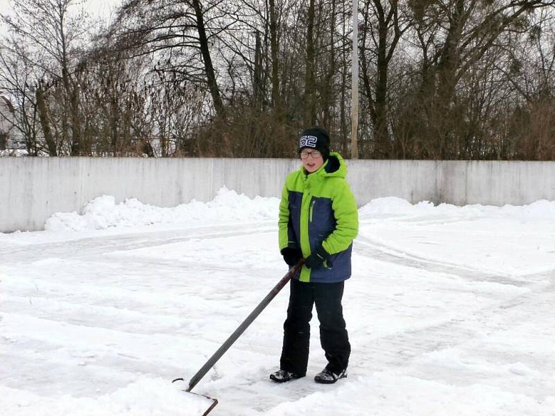 Hodinu tělocviku strávili žáci základní školy Drahotuše na bruslích