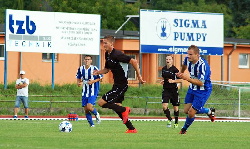 Fotbalisté SK Hranice (v pruhovaném) padli v předkole MOL Cupu s Kozlovicemi 1:2.