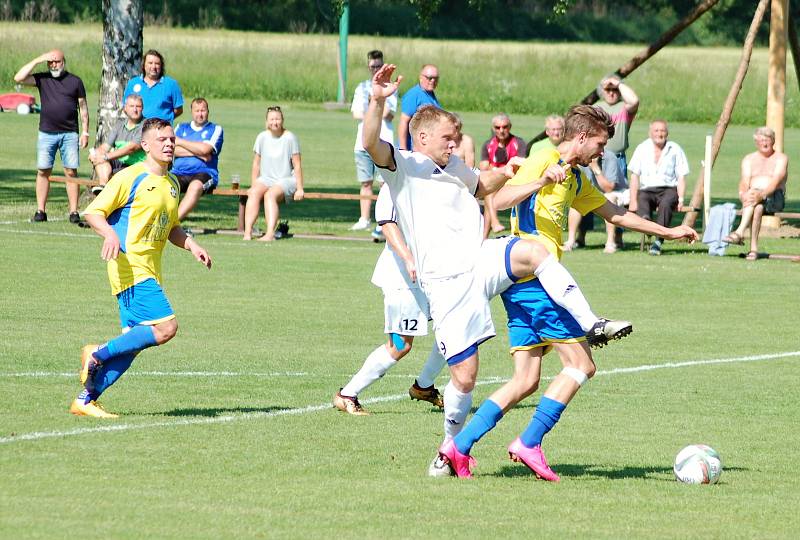 Fotbalisté TJ Sokol Ústí (v bílém) proti FK Kozlovice