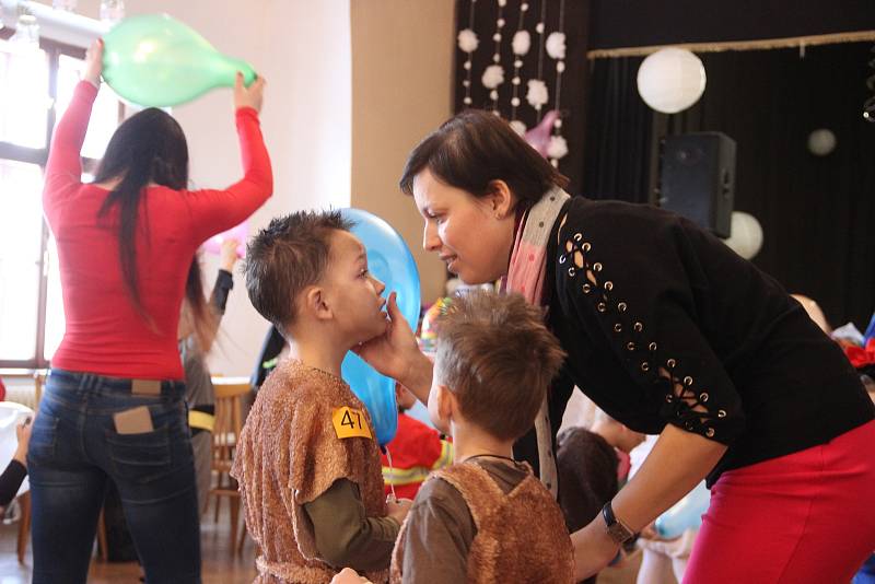 Přes padesátku masek a ještě více dětí přilákal v sobotu do zámku v Potštátu tradiční maškarní karneval.