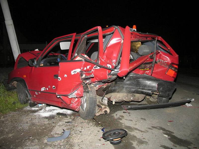 Opilý řidič vozu Volkswagen nezvládl jízdu v zatáčce a narazil do škody felicie, stojící u cesty. 
