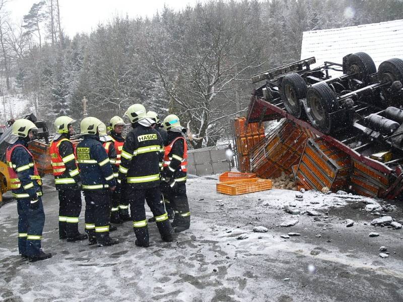 Nehoda kamionu v Opatovicích. Převážená kuřata uhynula