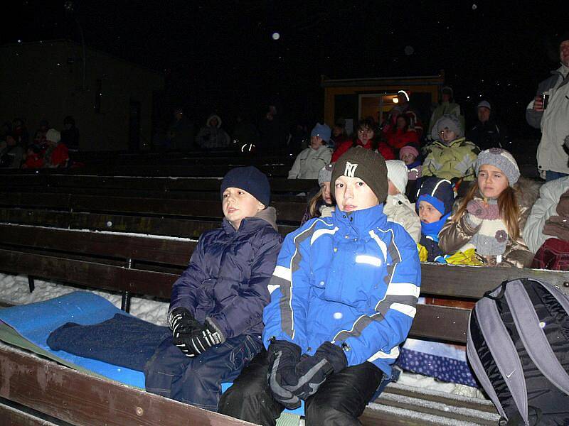 I v mrazivém počasí trávili Hraničtí silvestrovský podvečer roku 2011 v letním kině. Promítal se zde animovaný film pro celou rodinu Jak vycvičit draka.