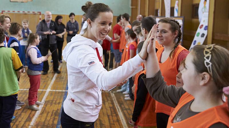 ZŠ a MŠ Soběchleby dostala trénink s českými olympioničkami Šárkou Kašpárkovou a Ivetou Vacenovskou jako odměnu za svou aktivitu v projektu Sazka Olympijský víceboj