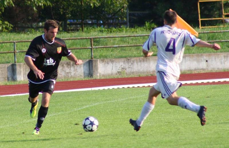 Fotbalisté Hranic (v černém) proti Mohelnici