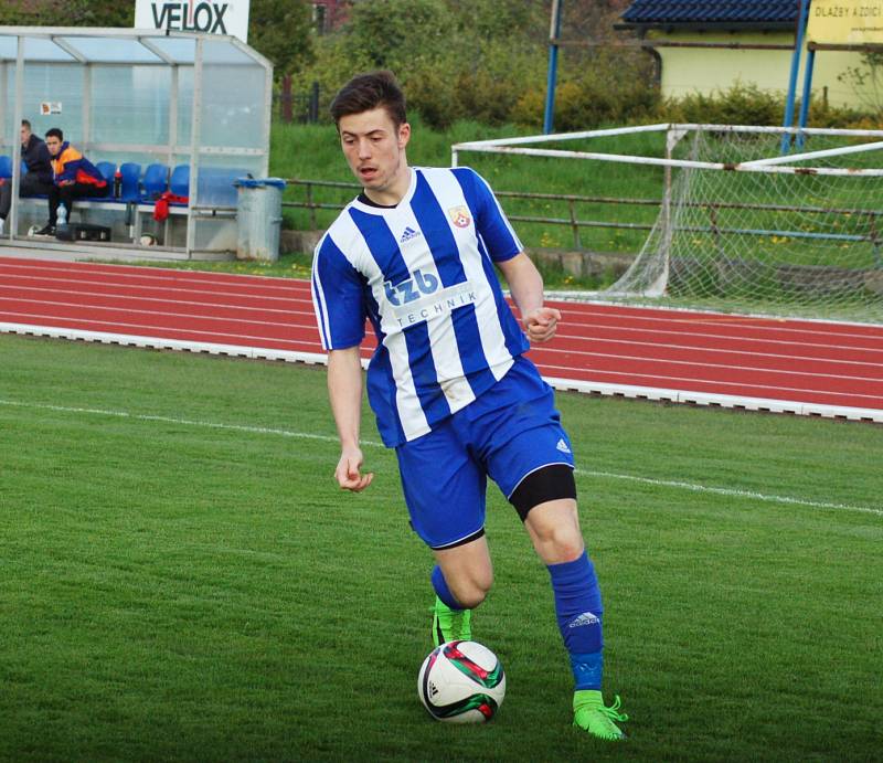 Fotbalisté Hranic (v pruhovaném) v domácím utkání s Přerovem (6:2).