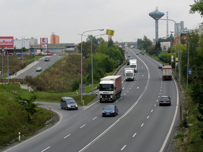 V těchto místech radní plánují stavbu nové lávky, která by propojila sídliště Hromůvka a nedaleké obchodní centrum. Vše ale zbrzdil nezájem stavebních firem.