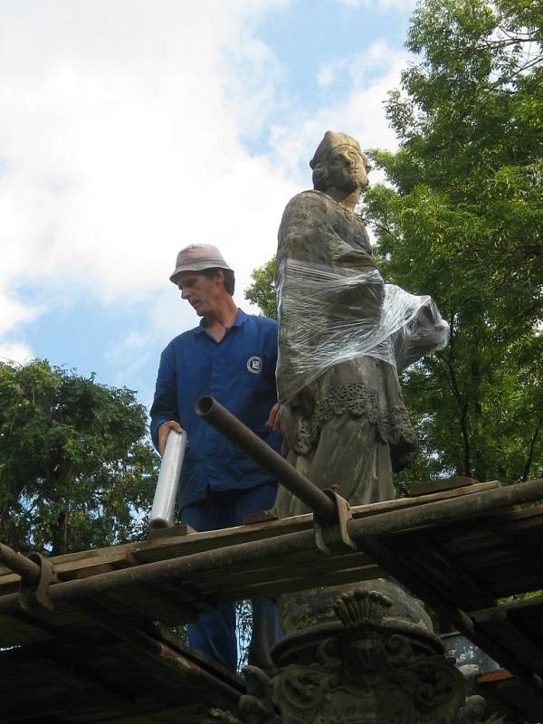 Restaurátorské práce na soše svatého Jana Nepomuckého ve Skaličce