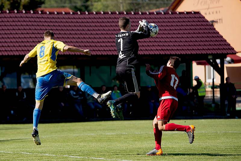 Fotbalisté TJ Sokol Ústí (v červeném) proti FK Kozlovice