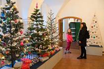 Výstava vánočních ozdob v muzeu na Staré radnici v Hranicích.