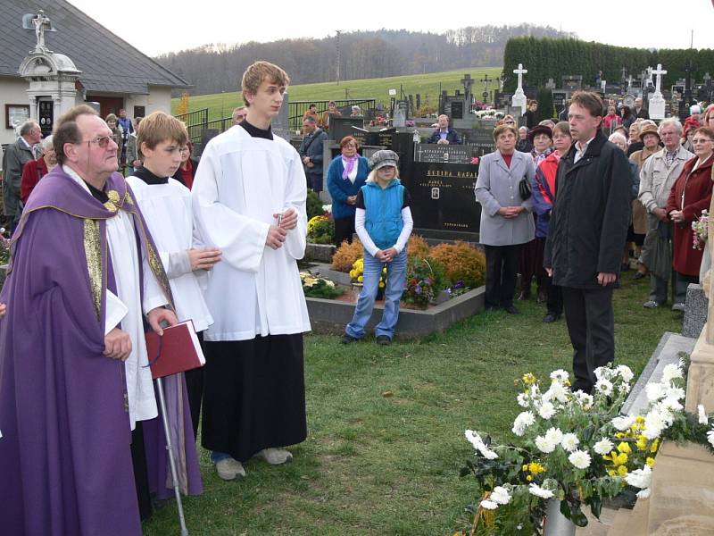 Nově zrekonstruovaný kříž posvětil v areálu hřbitova ve Stříteži nad Ludinou místní farář František Adamec.