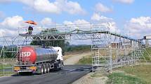 Několik kamionů denně odčerpává vodu z Bečvy u splavu