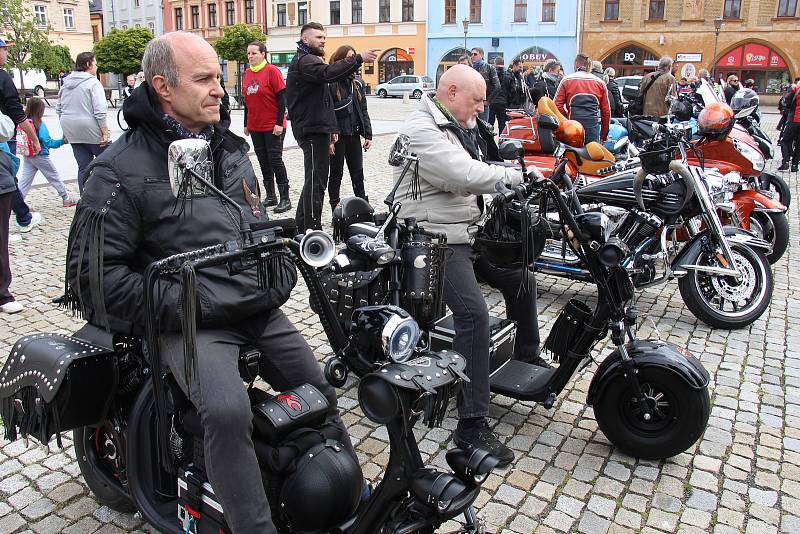 Motorkáři se v Hranicích pomodlili za mrtvé kamarády a zahájili letošní sezonu.