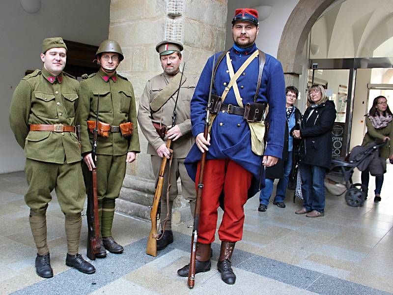 Dvorana hranického zámku se v pátek odpoledne přenesla do časů první republiky.